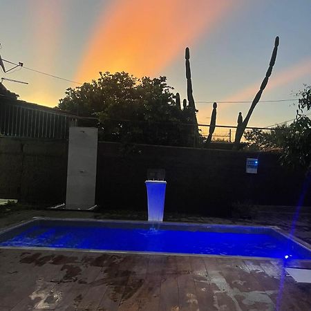 Caso com piscina, há 900 metros do Iguatemi shopping Brasília Exterior foto